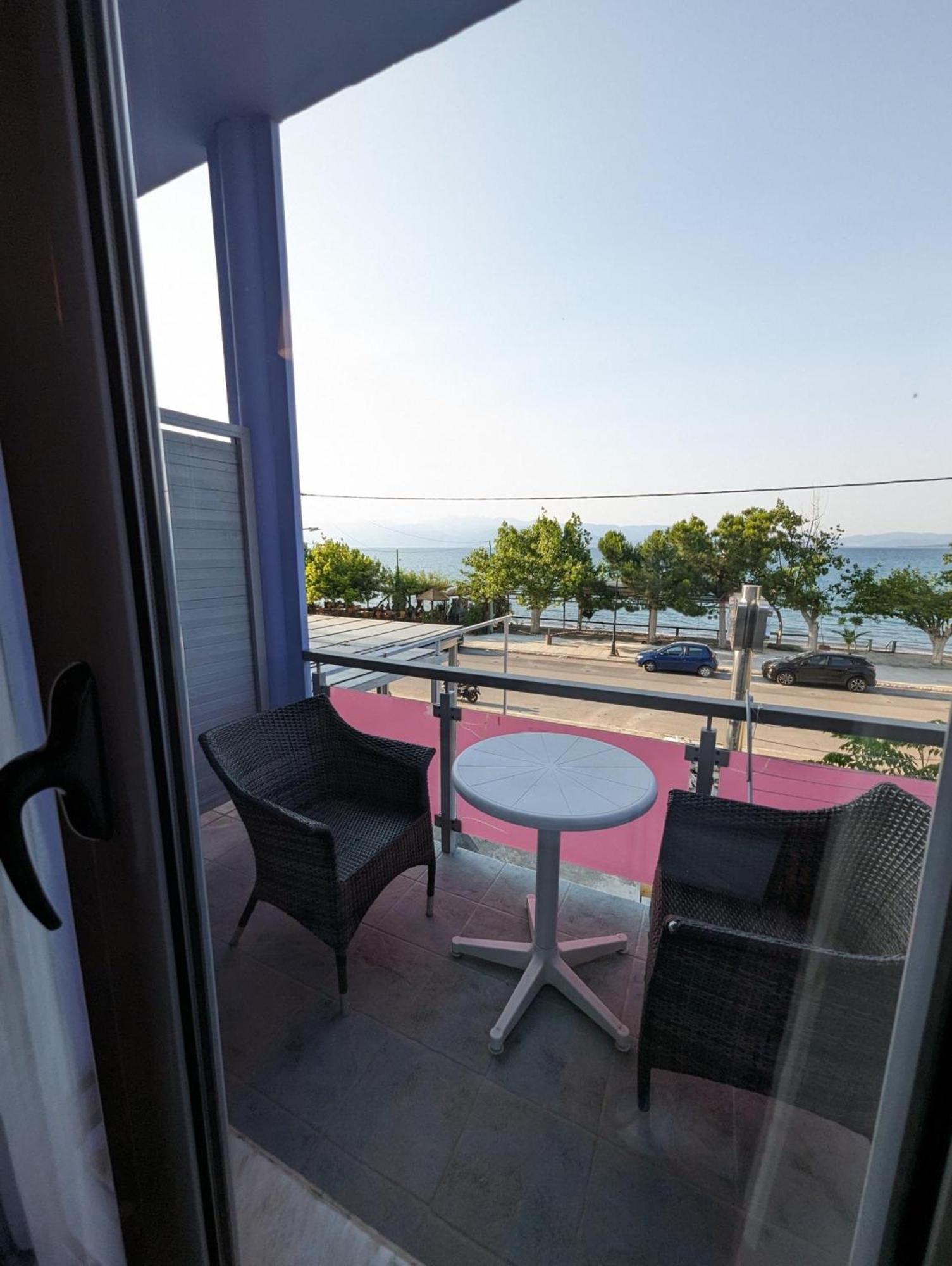 Okeania Seafront Rooms In كامينا فورلا المظهر الخارجي الصورة