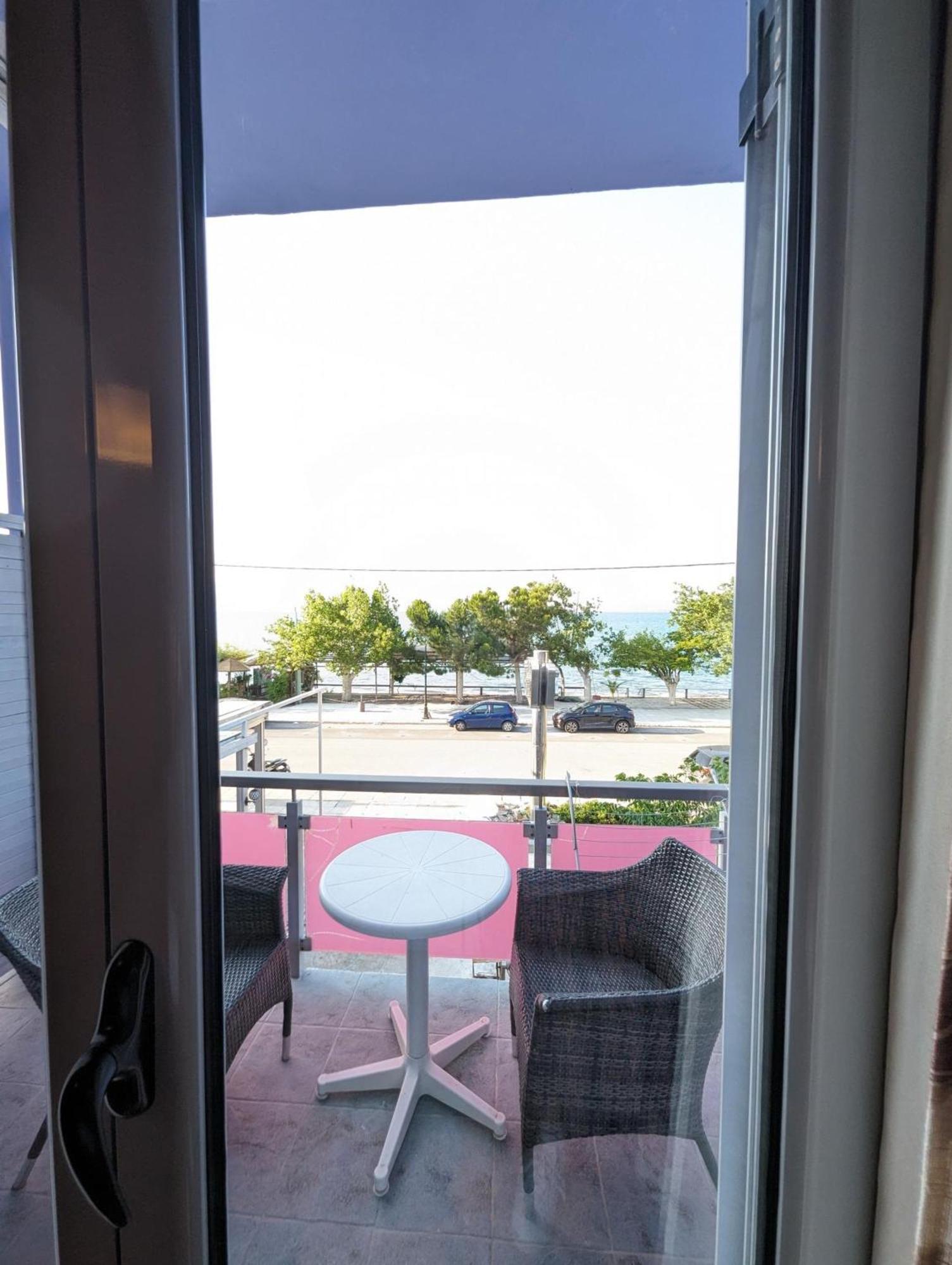 Okeania Seafront Rooms In كامينا فورلا المظهر الخارجي الصورة