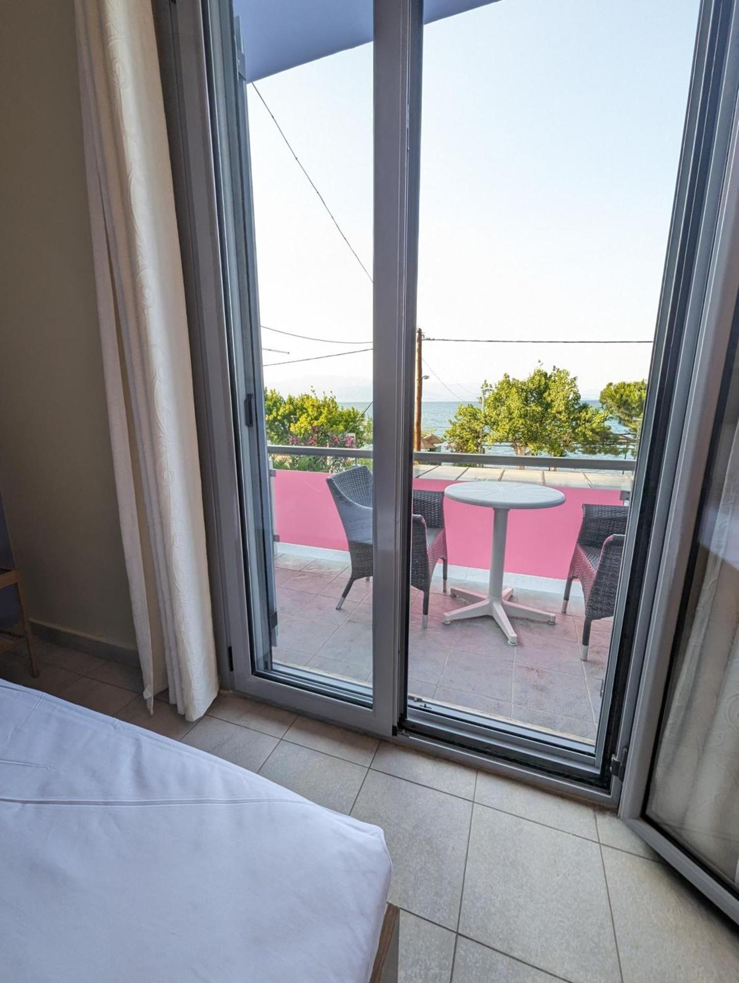 Okeania Seafront Rooms In كامينا فورلا المظهر الخارجي الصورة