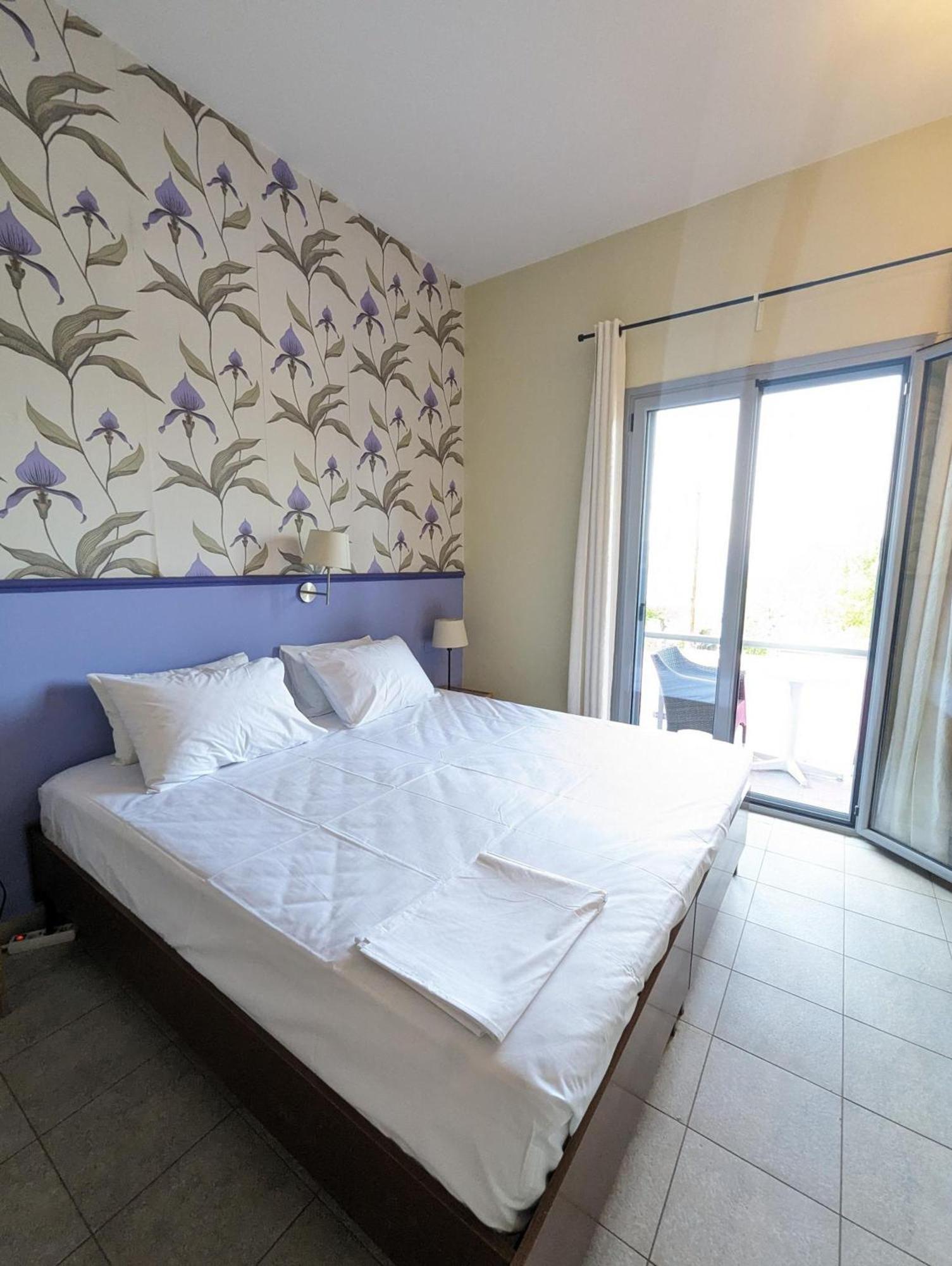 Okeania Seafront Rooms In كامينا فورلا المظهر الخارجي الصورة