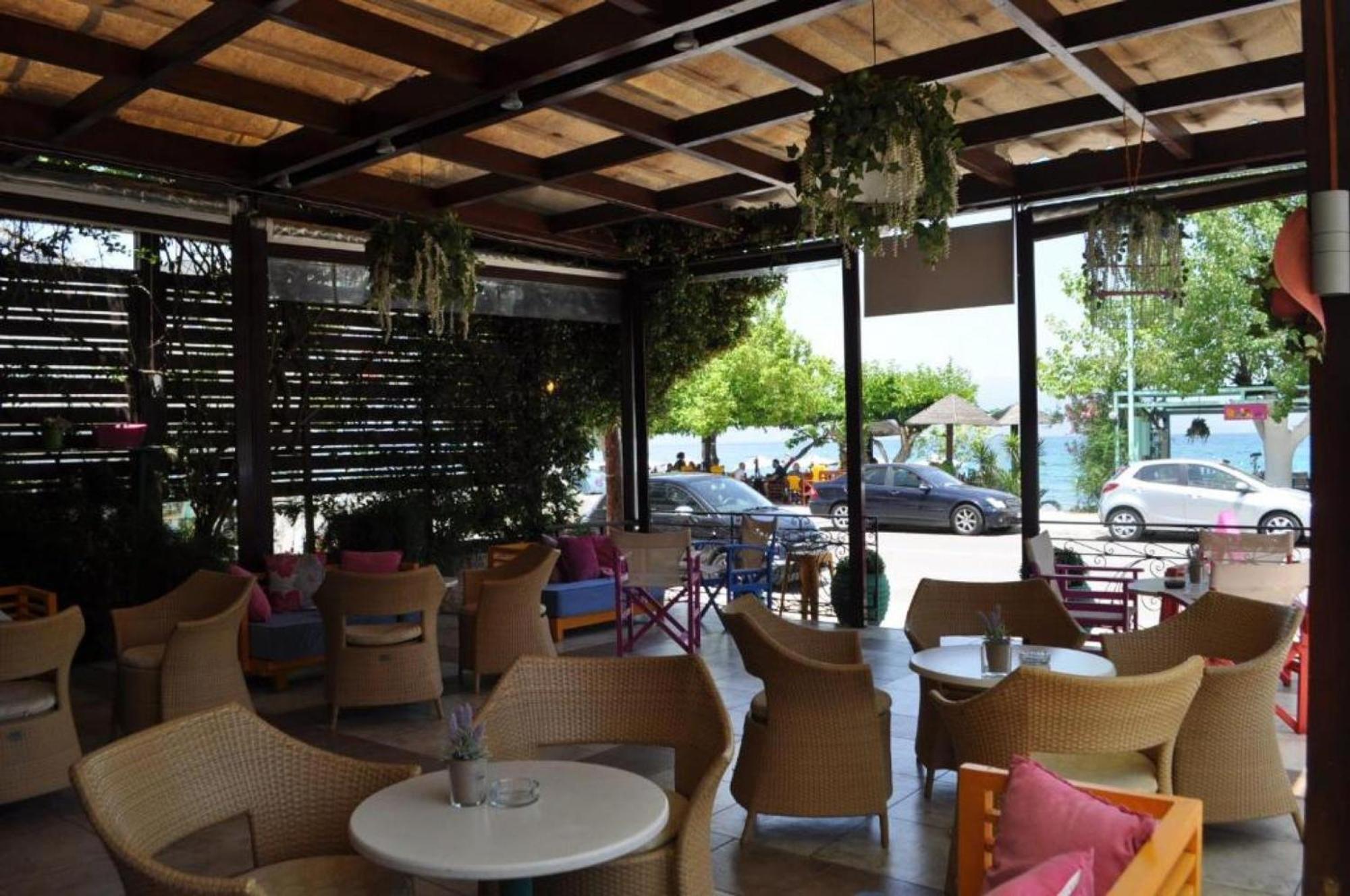 Okeania Seafront Rooms In كامينا فورلا المظهر الخارجي الصورة